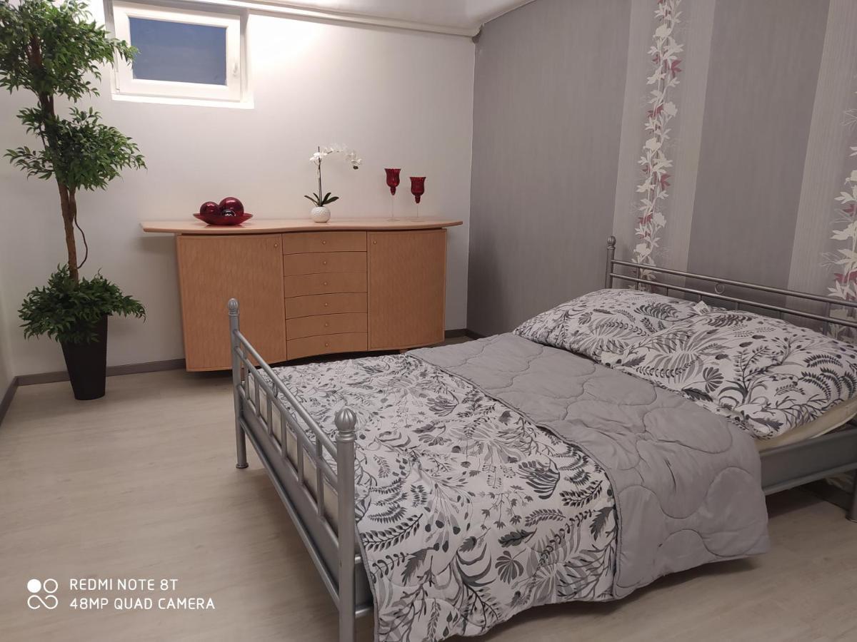 Park Villa Ferienwohnung Mit Pool Und 3 Schlafzimmer Uelzen Exterior photo